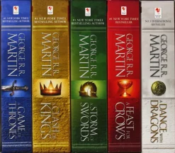 George R. R. Martin Samlebokser^'s A Game of Thrones 5-Book Boxed Set (Song of Ice and Fire Series): A Game of Thrones, A Clash of Kings, A Storm of Swords, A Feast for Crows, and A  Dance with Dragons