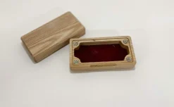 Skaperbua Boks^Micro Dice Box Ash and Burgundy Felt