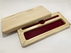 Skaperbua Rectangular Dice Box Variant 1 Ash and Burgundy Felt* Boks