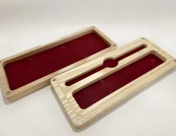 Skaperbua Rectangular Dice Box Variant 1 Ash and Burgundy Felt* Boks